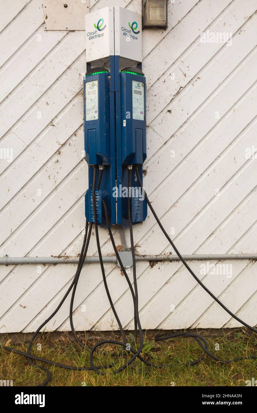 EV-Ladestation an der Außenwand des Gebäudes, Old Terrebonne, Lanaudiere, Quebec, Kanada. Stockfoto