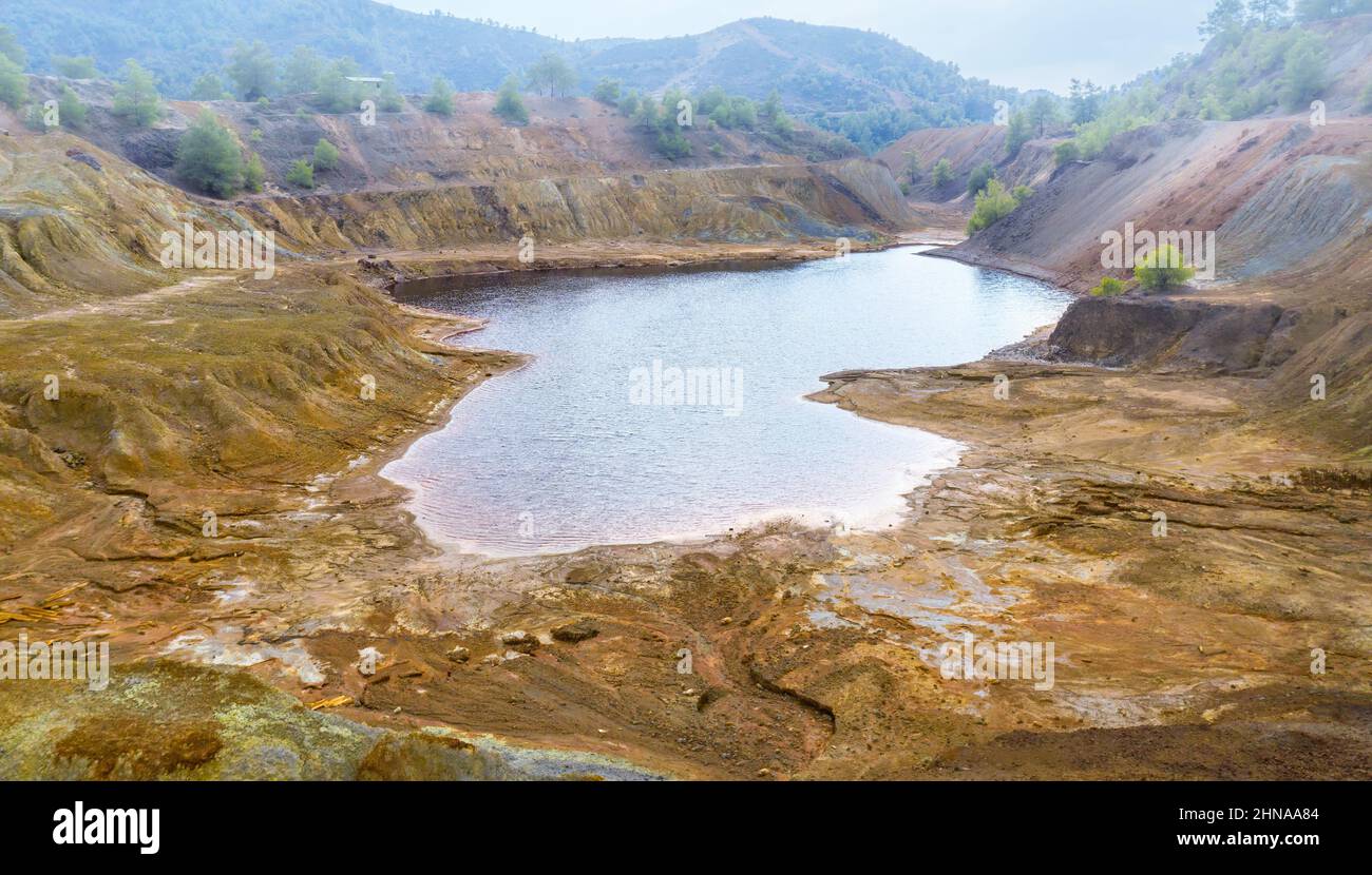 Kontaminierte Oberfläche der verlassenen Kupfermine in der Nähe von Sia, Zypern. Giftiger See und Boden, verschmutzt durch Chemikalien Stockfoto