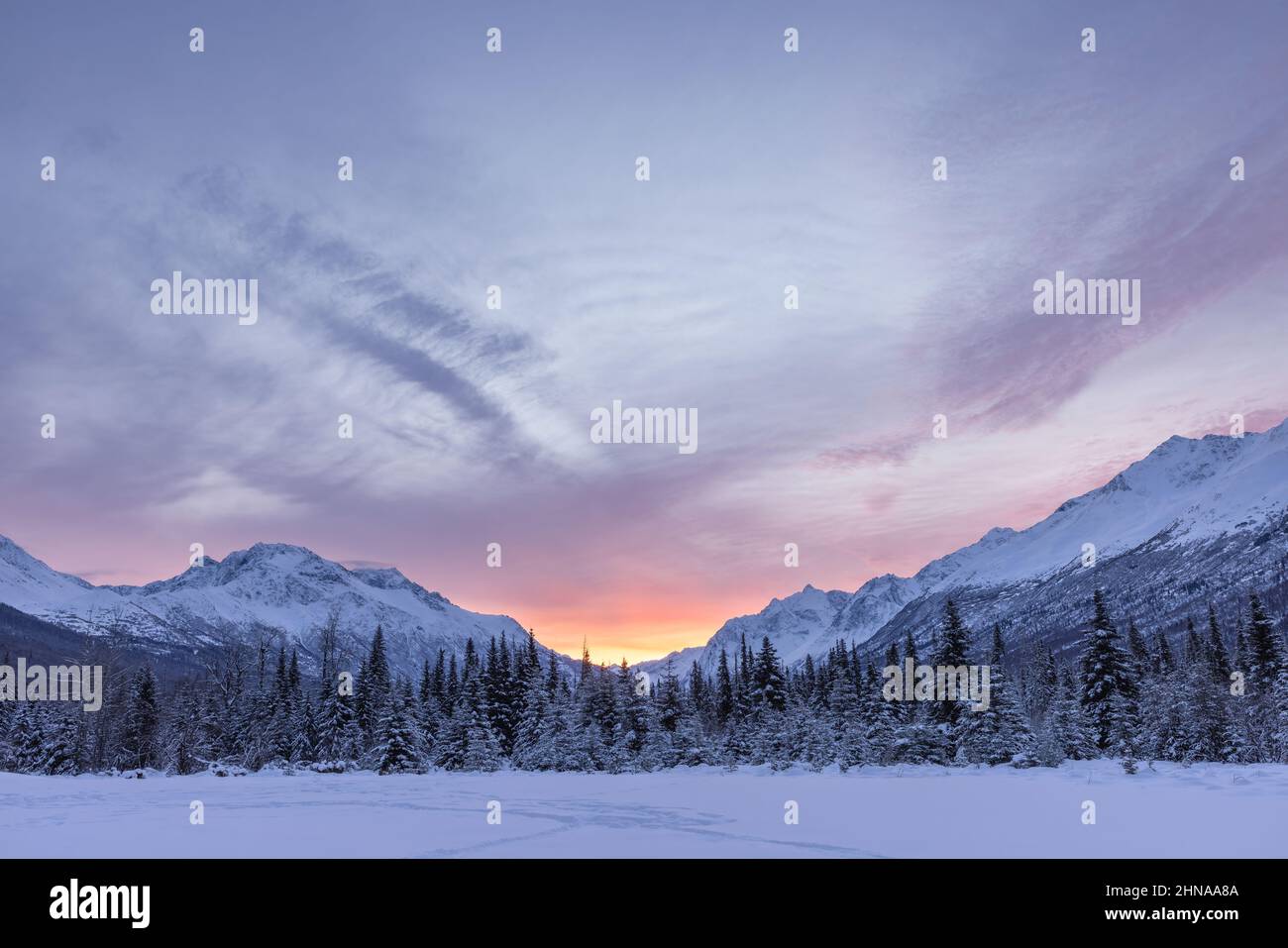 Wintersonnengang im Eagle River Valley in Südzentralalaska. Stockfoto