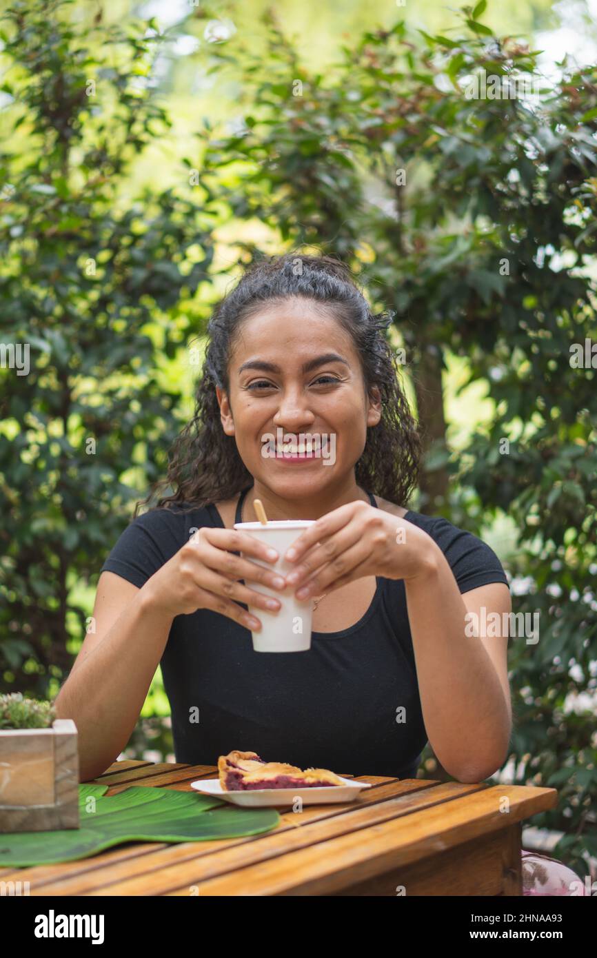 Junge Frau, die durch die Stadt geht. Stockfoto