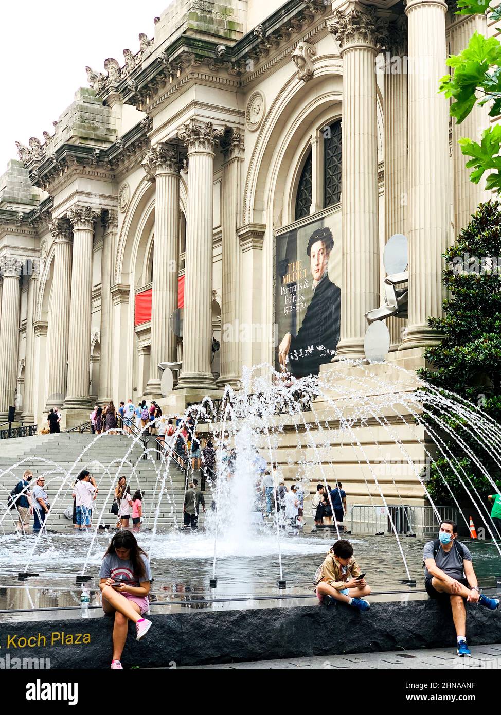 Menschen, die am Brunnen am Vordereingang des Met Museums sitzen Stockfoto