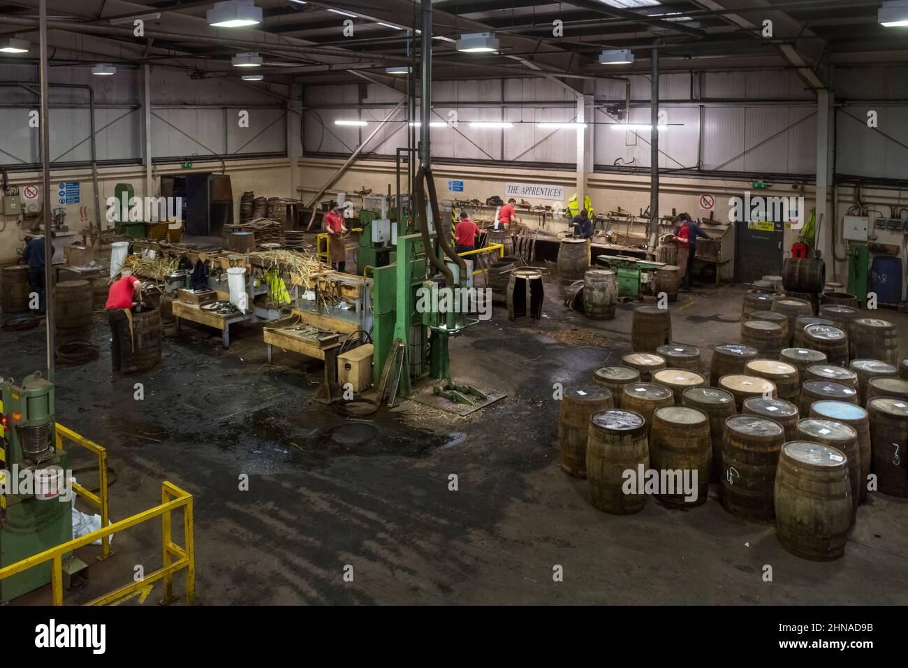 SPEYSIDE COOPERAGE CRAIGELLACHIE SCOTLAND OAK WHISKY-FÄSSER UND COOPERS RENOVIEREN FÄSSER Stockfoto