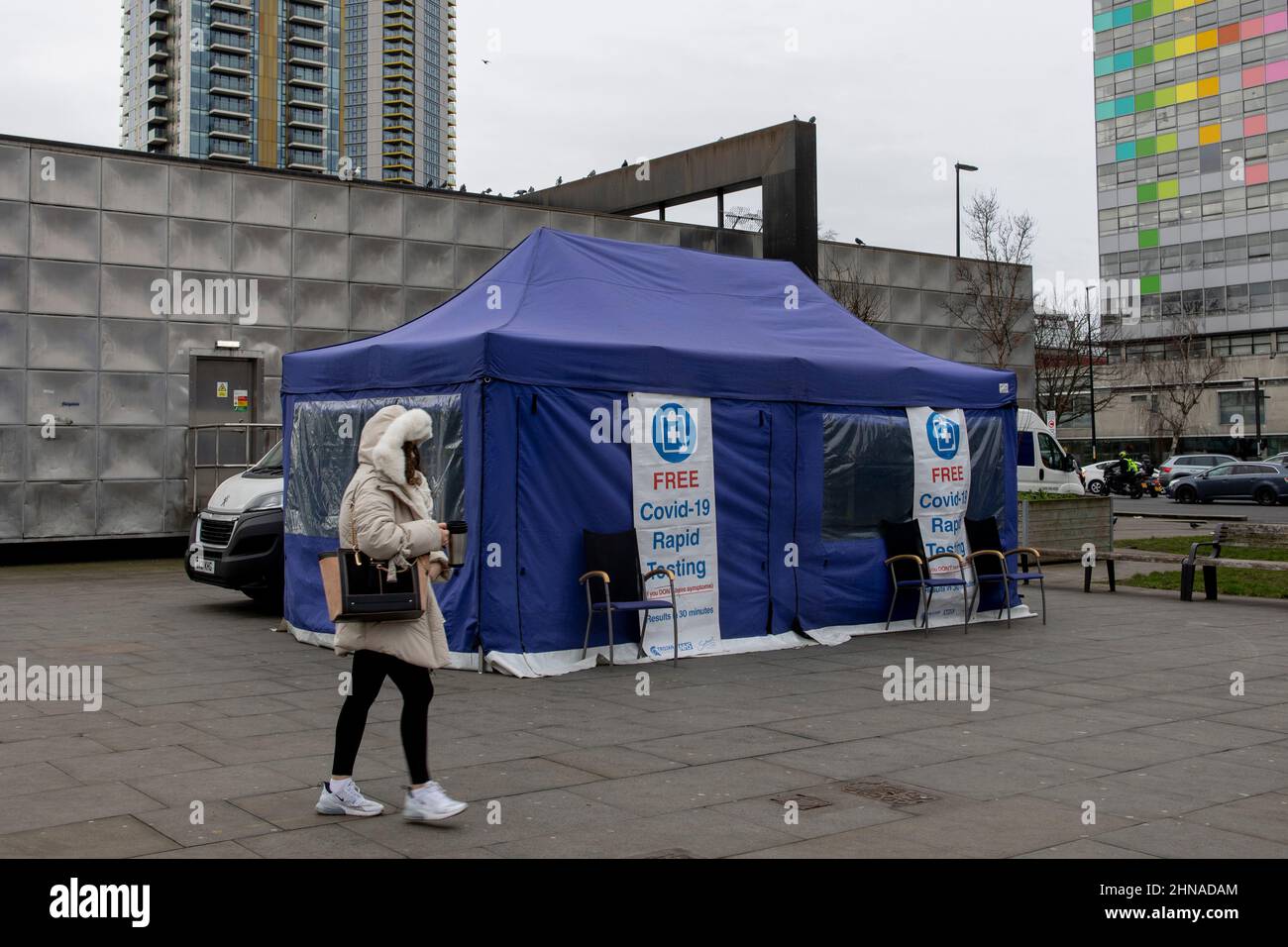 London, Großbritannien. 15th. Februar 2022. Eine Frau geht an der mobilen Teststelle des NHS covid-19 vorbei.die Bereitstellung kostenloser Covid-19-Tests in England wird derzeit überprüft, da die Rate der Covid-19-Infektion im Land sinkt. Die britische Regierung wird am 21st. Februar eine mögliche weitere Lockerung der Covid-19-Beschränkungen in England bekanntgeben. Die neue Strategie des „Lebens mit COVID-19“ der britischen Regierung umfasst die Beendigung der obligatorischen Selbstisolierung nach dem Test von COVID-19-positiv. Kredit: SOPA Images Limited/Alamy Live Nachrichten Stockfoto