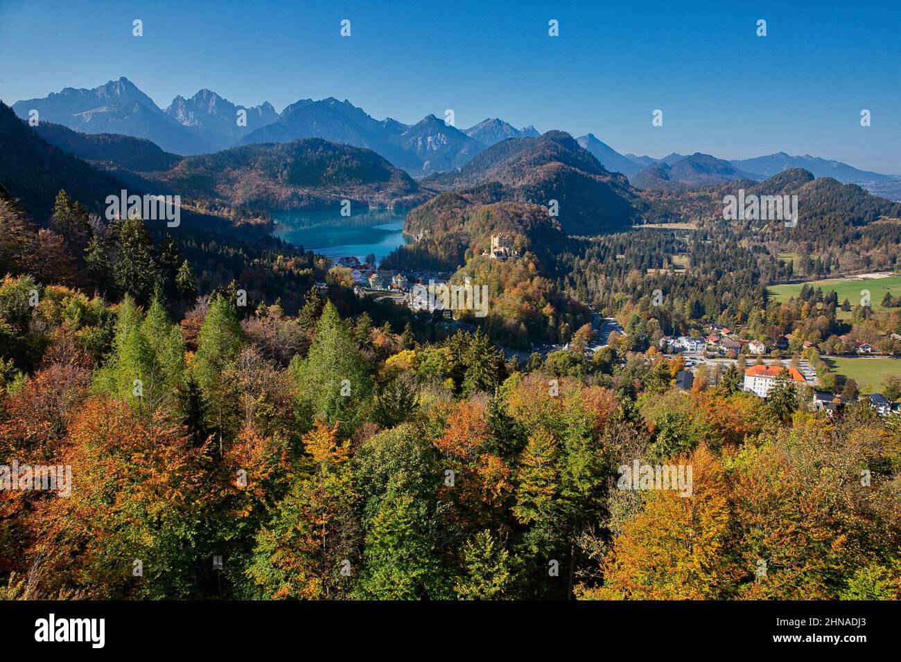 Blick vom Schloss Neuschwanstein auf den Alpsee und das Schloss Hohenschwangau Stockfoto