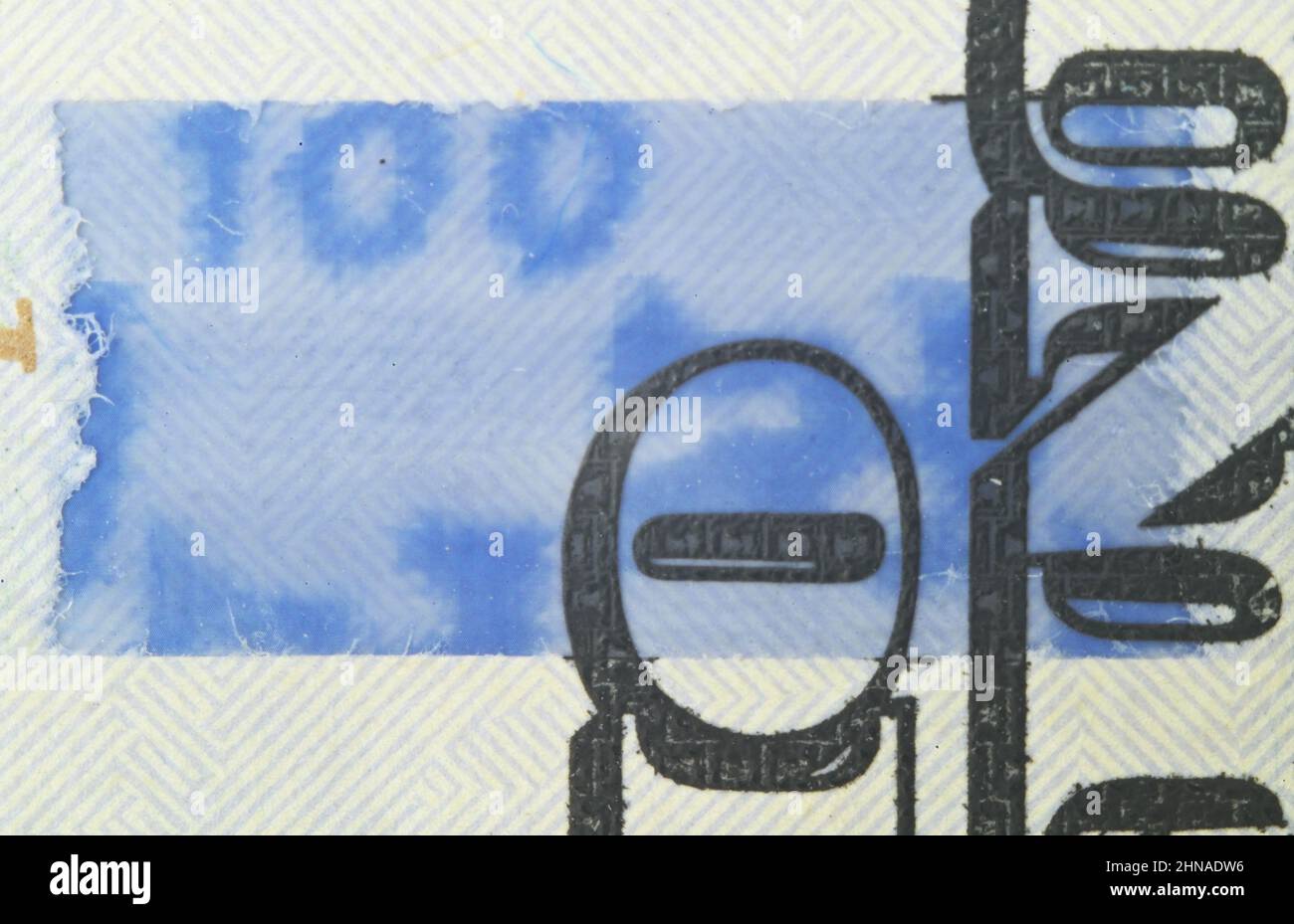 Nahaufnahme ist ein dreidimensionaler blauer Streifen mit einem holographischen Bild auf hundert US-Dollar. Stockfoto