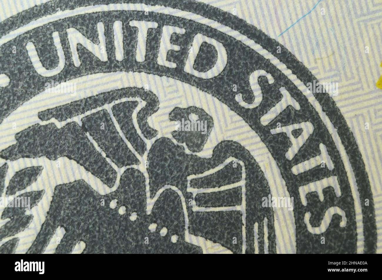Nahaufnahme - die Aufschrift Vereinigte Staaten und der Adler auf der Banknote von hundert US-Dollar. Stockfoto