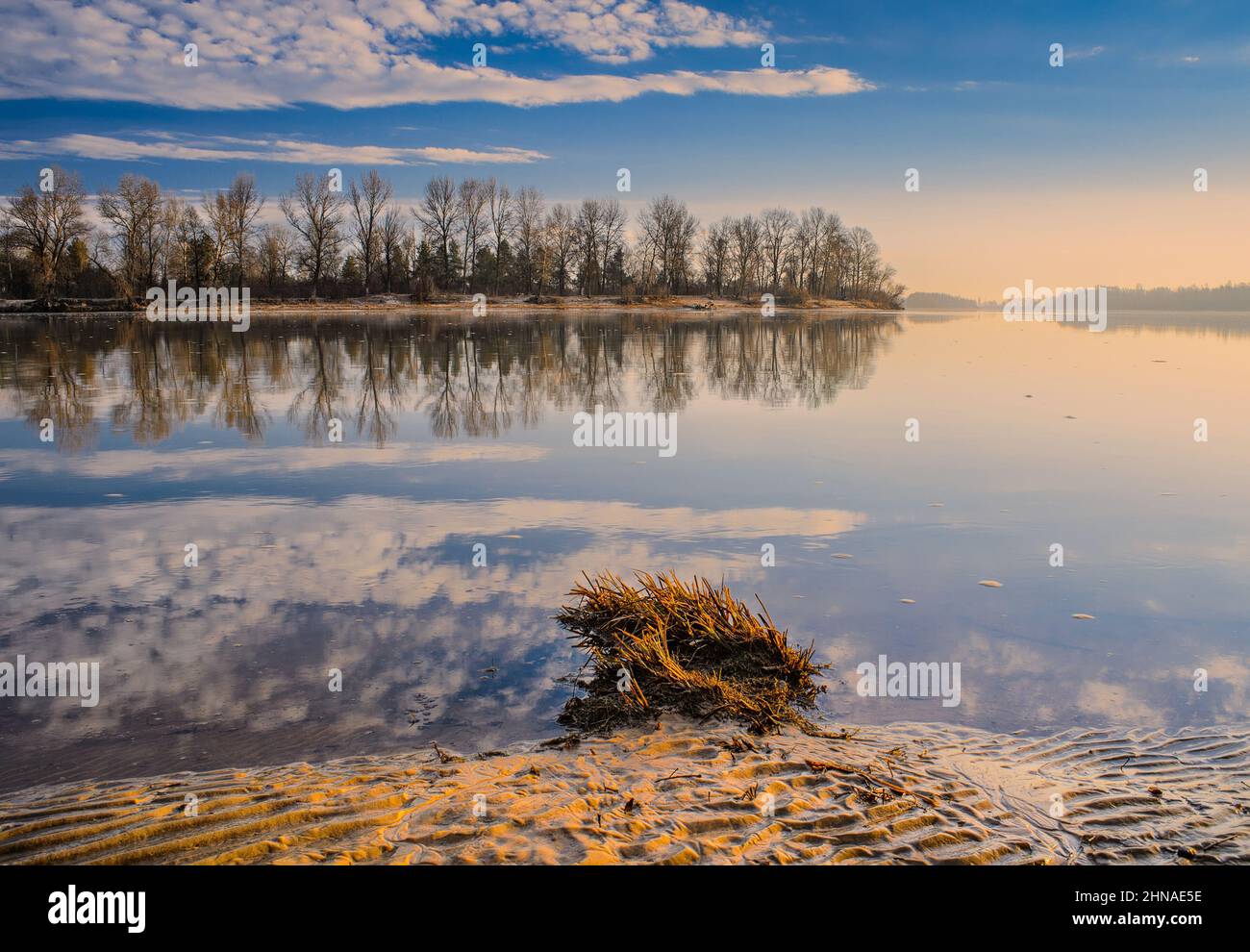 Frühlingshafte Sonnenaufgänge auf dem Desna-Fluss, Ukraine Kiew Stockfoto