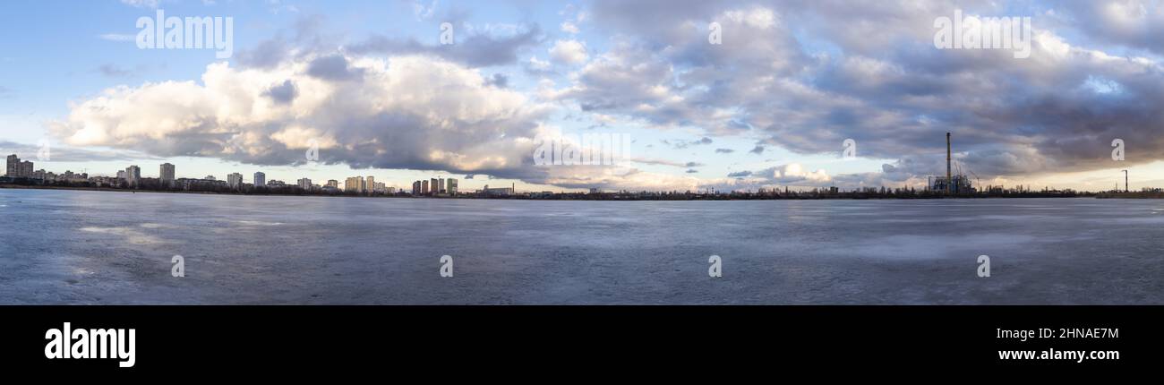 Urban Panoramablick vom gefrorenen See im Winter Kiew, Ukraine. Stadtlandschaft mit Abfallverarbeitungsanlagen. Alte Müllverbrennungsanlage Stockfoto