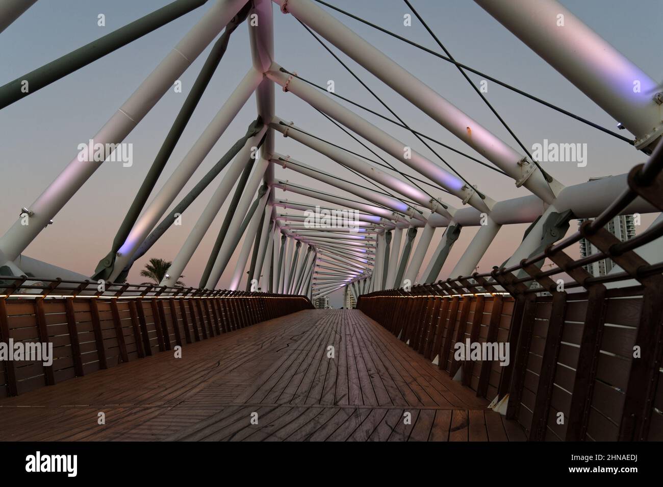 Gebogene Brücke der ursprünglichen Architektur. Die Brücke befindet sich im Süden von Netanya über die Ben Gurion Street und ist für Fußgänger und Zykli bestimmt Stockfoto