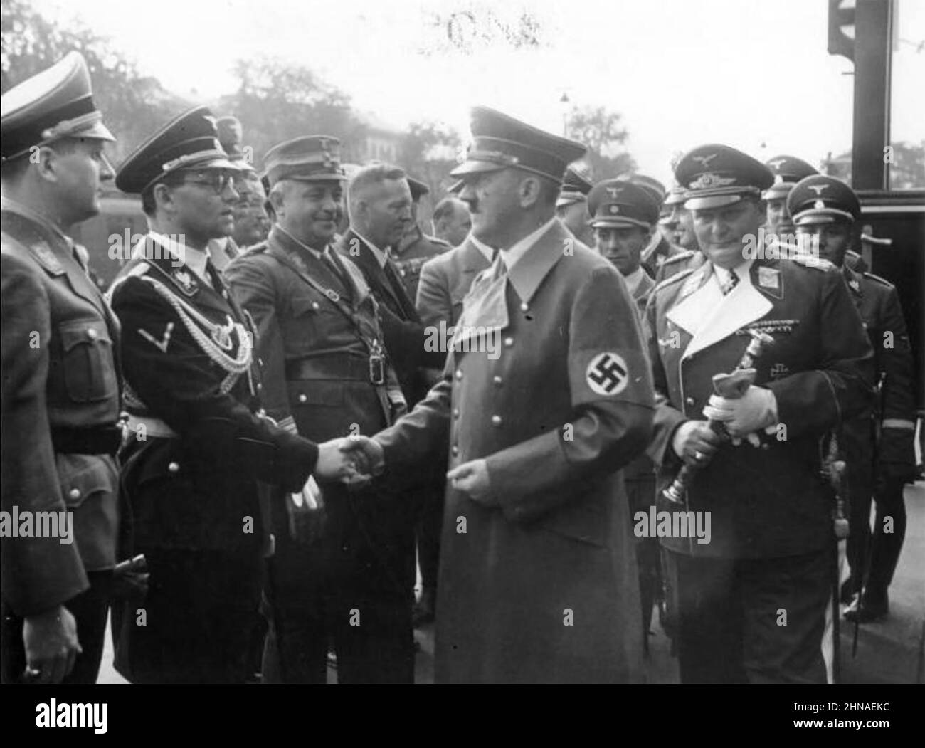 PHILIP BOULER (1899-1945) schüttelt sich mit Hitler die Hände. Hochrangiger Nazi-Parteifunktionär und SS-Mitglied, verantwortlich für die Tötungen der Aktion T4. Goering und Goebbels sind bhind Hitler. Stockfoto