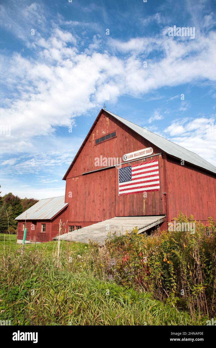 Rote Scheune mit der amerikanischen Flagge, Woodstock, Vermont VT USA USA Vereinigte Staaten, Amerika Stockfoto
