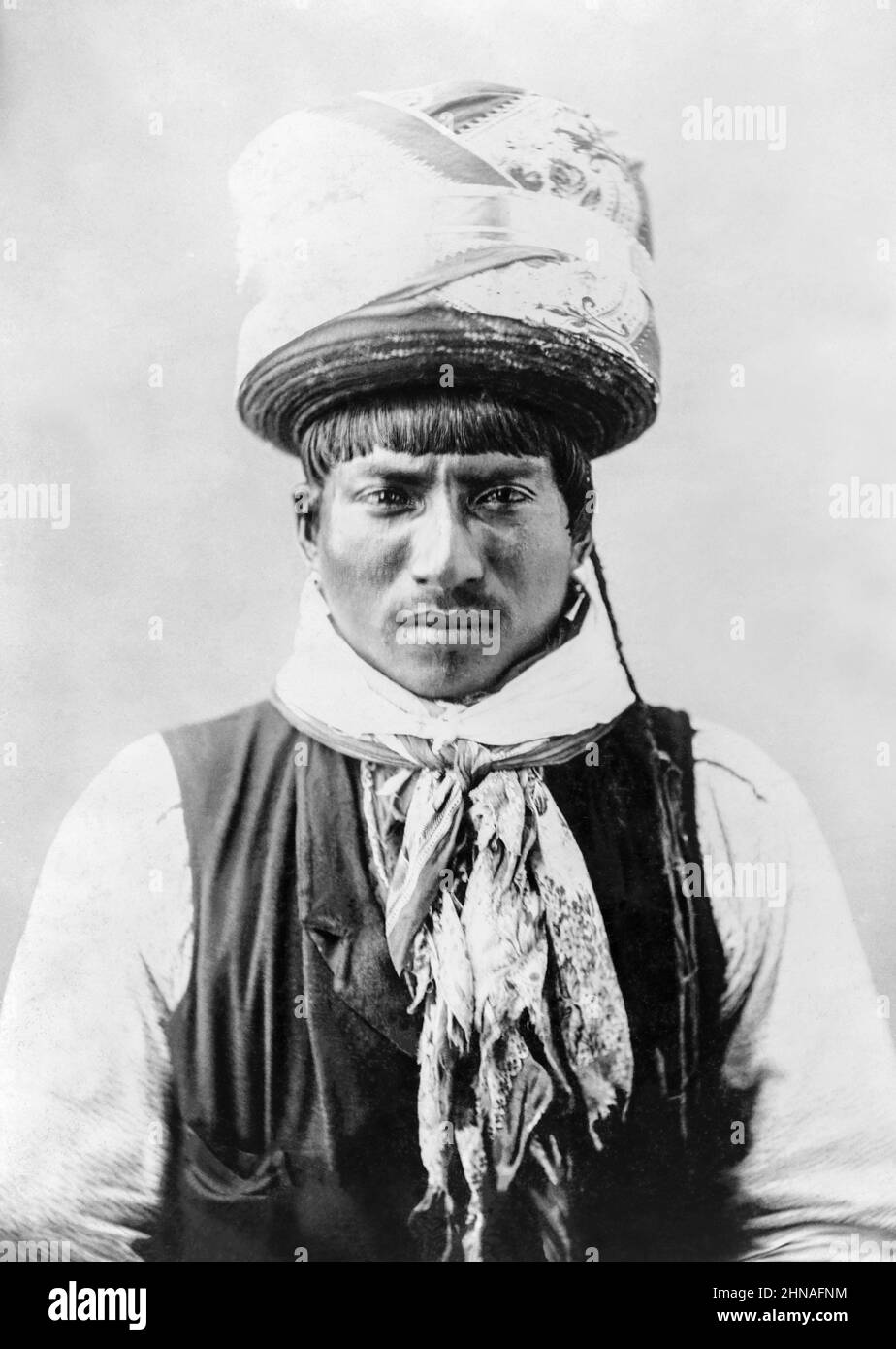 Billy Bowlegs III, alias Billy Fewell oder Cofehapkee (1862–1965), ein älterer Seminoler (ebenfalls afroamerikanischer Abstammung) und Stammeshistoriker, in einem Porträt von Arthur P. Lewis aus dem Jahr c1895. Bowlegs war der Enkel von Osceola und war Mitglied des Schlangenclans. Stockfoto