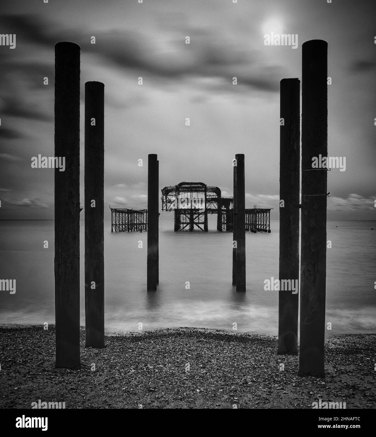 Ein monochromes Rendering des legendären West Pier in Brighton, um die markante architektonische Form der Ruine und ihrer Pier-Pfeiler zu betonen. Stockfoto