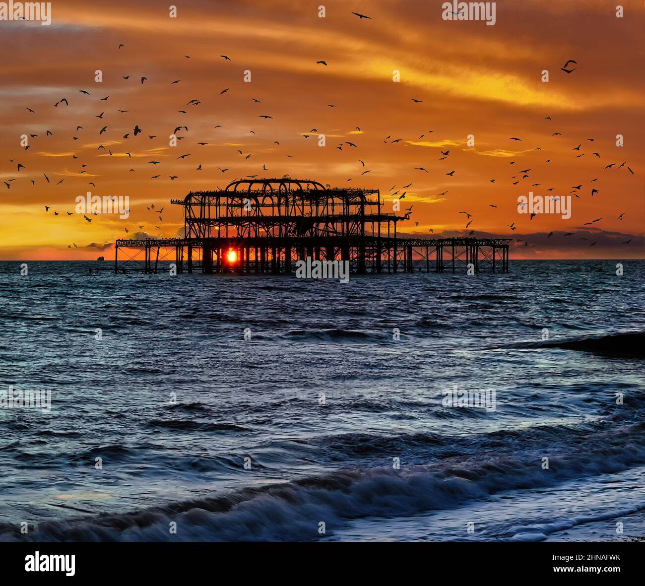 Die Staren umkreisen den West Pier in Brighton, um für die Nacht zu schlafen. Stockfoto