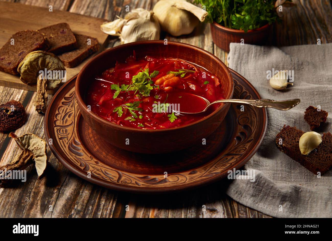 Ukrainische Zisine. Borsch ist eine ukrainische Suppe mit Steinpilzen, Kohl, Rote Beete, Zwiebeln, Karotten und Bohnen. In nationalen Keramikgeschirr mit bre Stockfoto