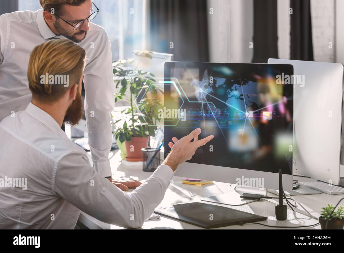 Der Geschäftsmann arbeitet mit einem Laptop und einem Internet-Streaming-Service Stockfoto