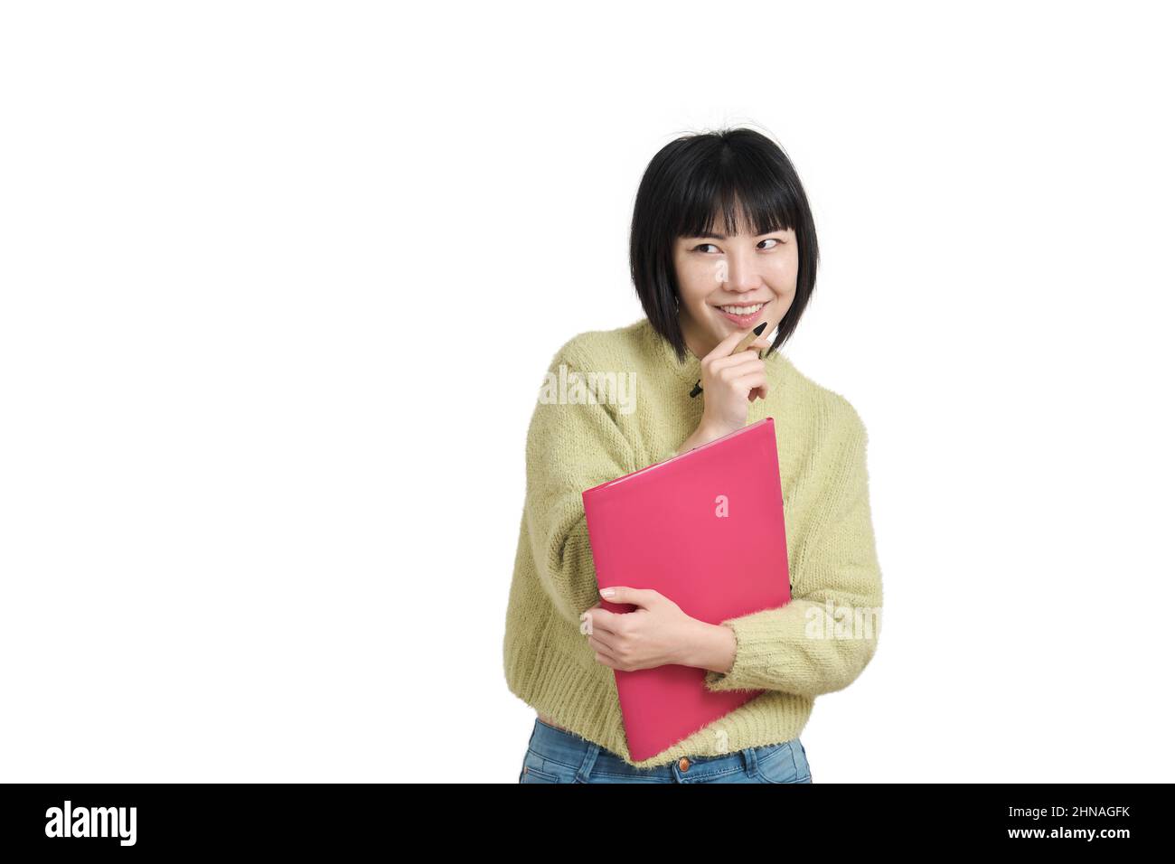 Junge asiatische Studentin mit kokettlichem Lächeln, isoliert. Stockfoto