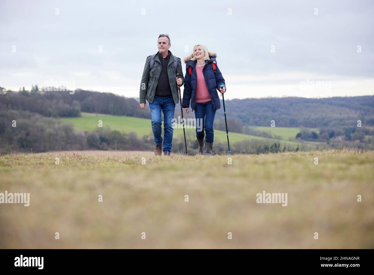 Reifes Paar Geht Mit Wanderstöcken Durch Die Herbst- Oder Winterlandschaft Stockfoto