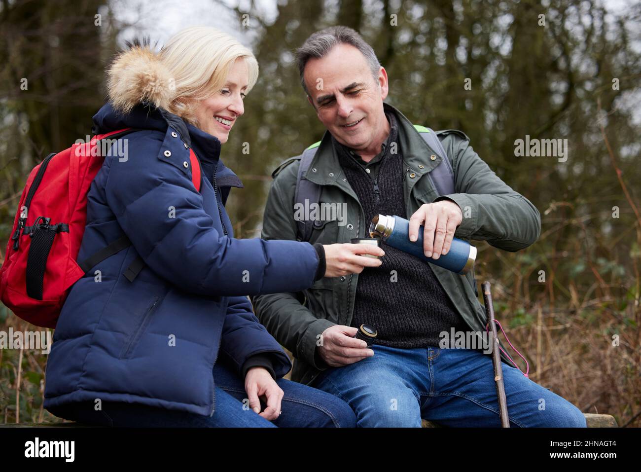 Reifes Paar Rast Ein Und Trinkt Auf Einem Spaziergang Durch Die Herbst- Oder Winterlandschaft Stockfoto