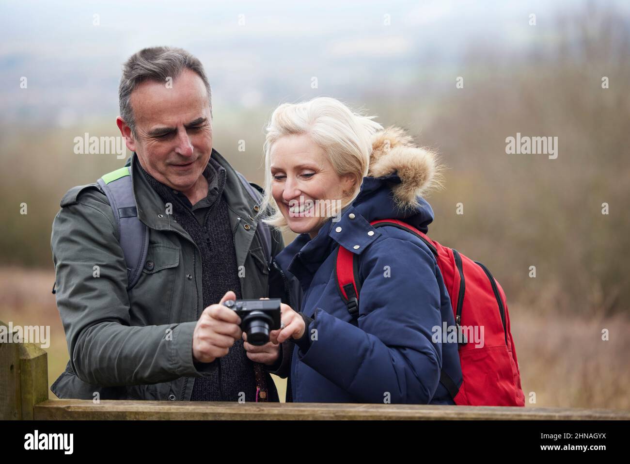 Reifes Paar Im Ruhestand Geht Im Herbst Oder Winter Auf Dem Land Und Nimmt Fotos Mit Einer Digitalkamera Auf Stockfoto