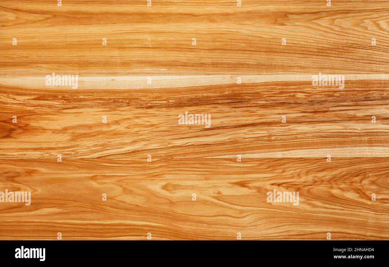 Schönes europäisches Walnussplankenmuster in Form einer glatten Holzoberfläche mit horizontalen Maserungen. Stockfoto