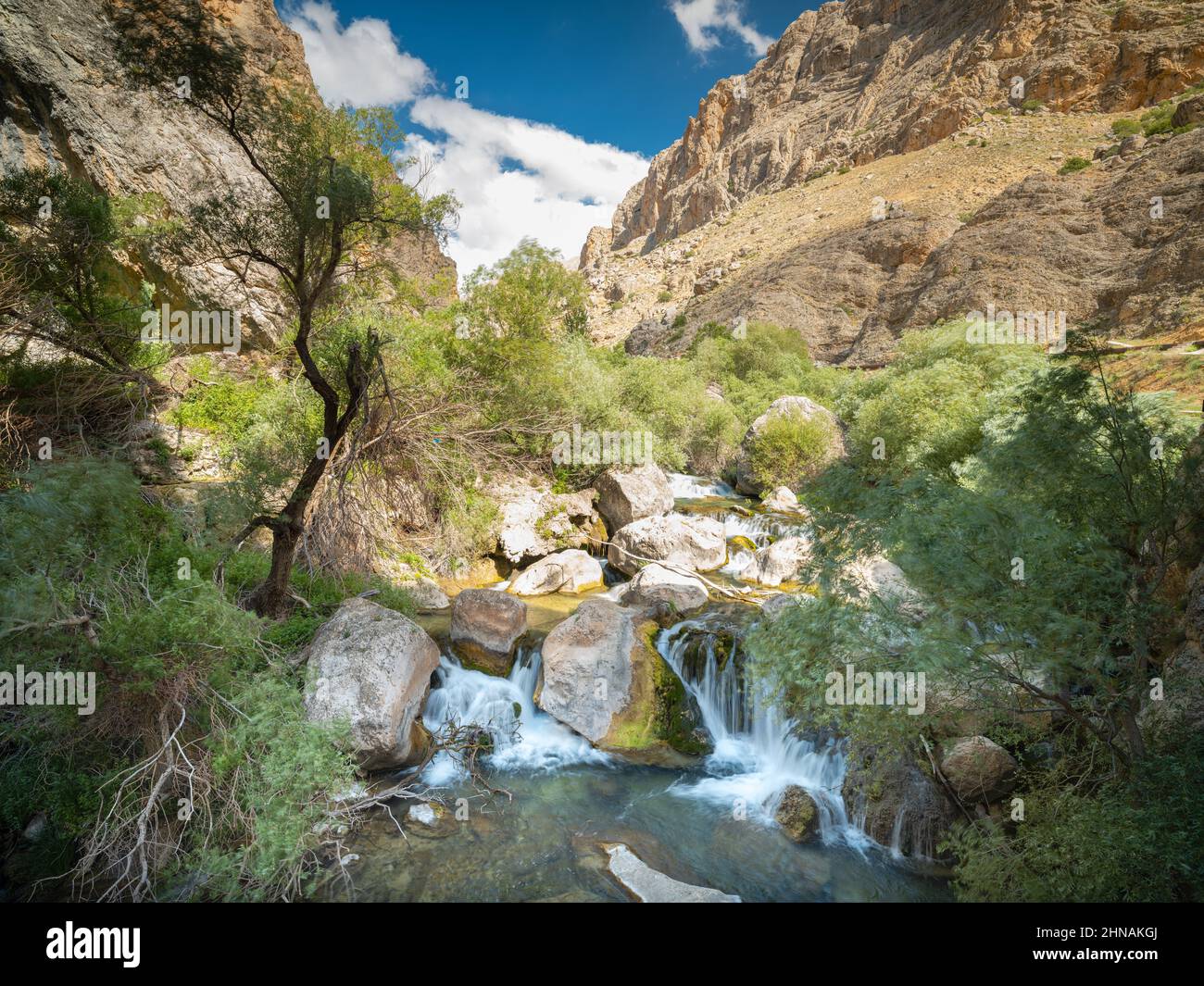 Sugul Valley im Kreis Gurun. Bild des Wasserfalls und des felsigen Tals, das in der Schlucht fließt. Bezirk Gurun - Sivas - Türkei Stockfoto