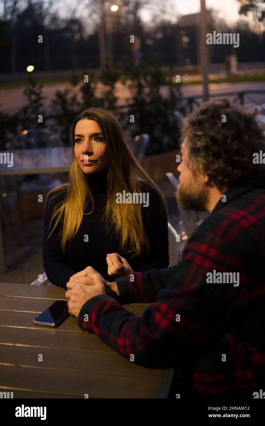Paar trösten sich am Abend in einem Café Stockfoto
