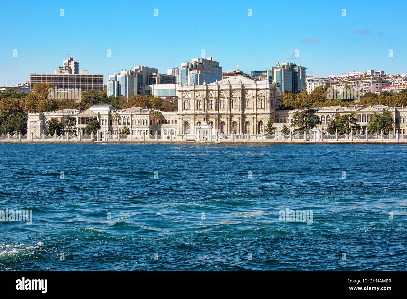 Wunderschöner Dolmabahce Palast, beliebte Touristenattraktion in Istanbul, Türkei Stockfoto