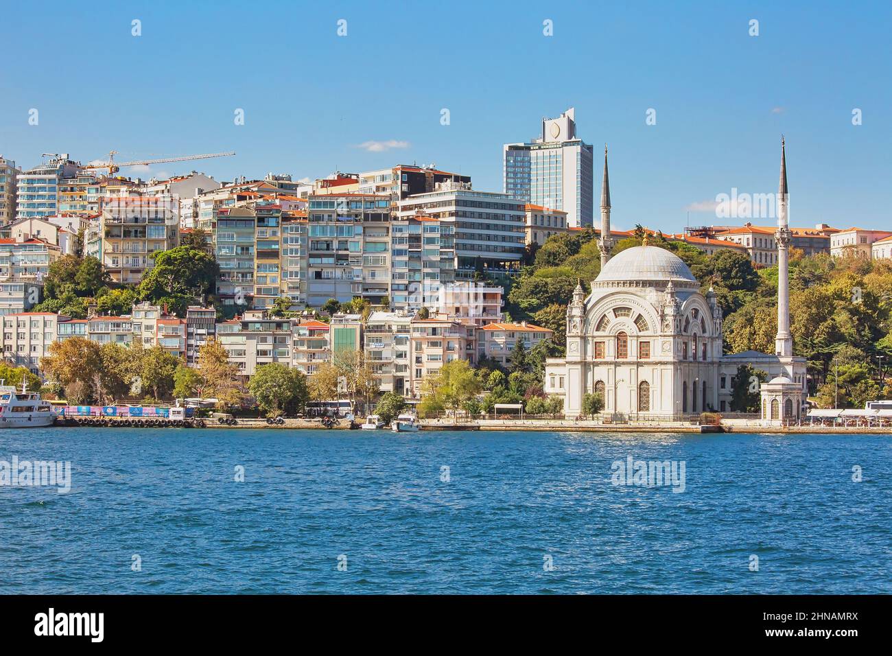 Echte Architektur am Ufer des Bosporus, beliebtes Reiseziel und wichtiger Durchgang zwischen Europa und Asien. Bootstour auf dem Bosporus. Stockfoto