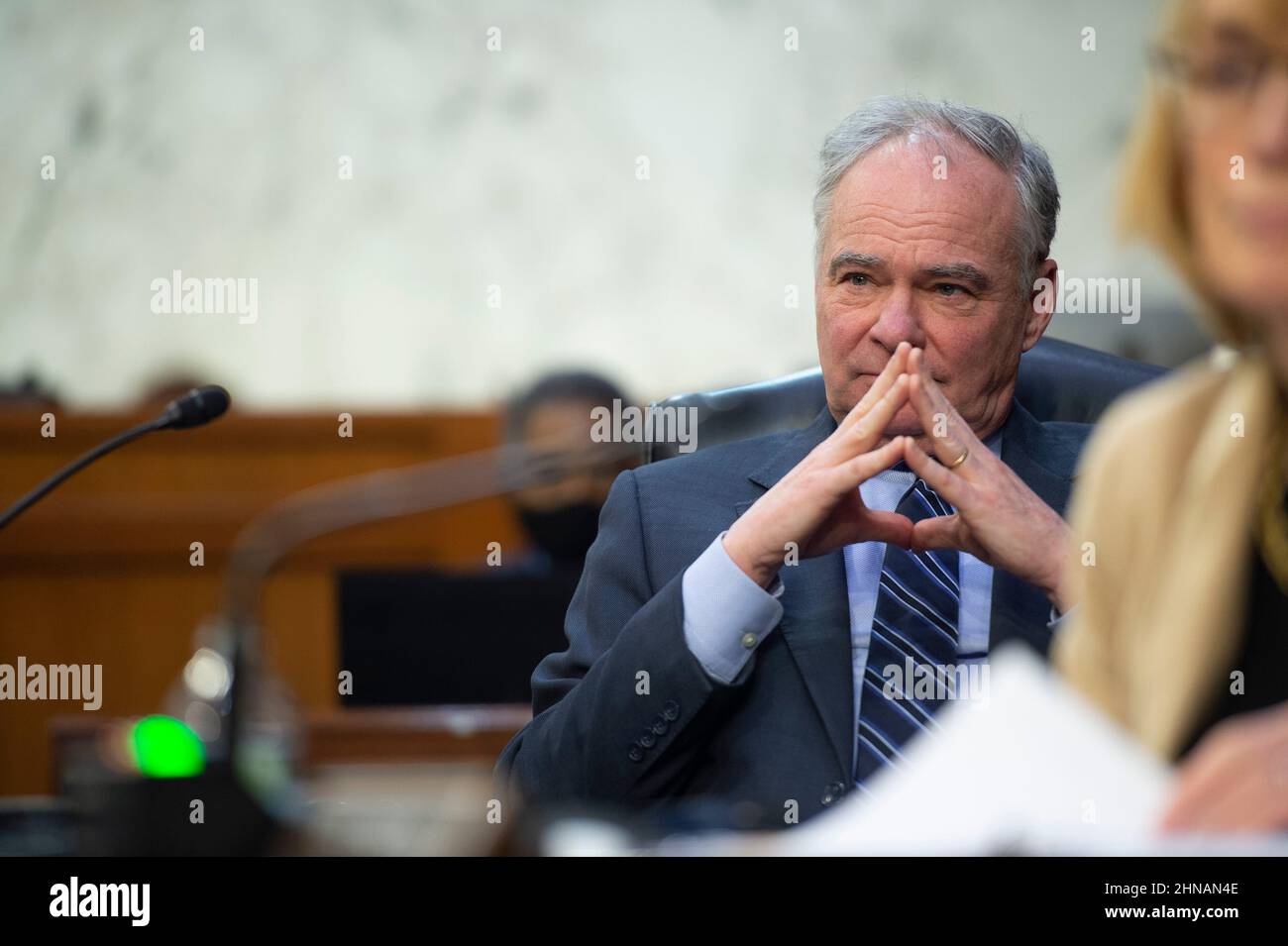 Washington, Vereinigte Staaten Von Amerika. 15th. Februar 2022. Der US-Senator Tim Kaine, ein Demokrat aus Virginia, blickt am Dienstag, den 15. Februar 2022, auf eine Anhörung im Senat zu Gesundheit, Bildung, Arbeit und Renten, um im US-Kapitol in Washington, DC, die Unterstützung hochwertiger Möglichkeiten zur Entwicklung von Arbeitskräften und Innovationen zu untersuchen, um die Hindernisse für die Beschäftigung zu beseitigen. Quelle: SIPA USA/Alamy Live News Stockfoto