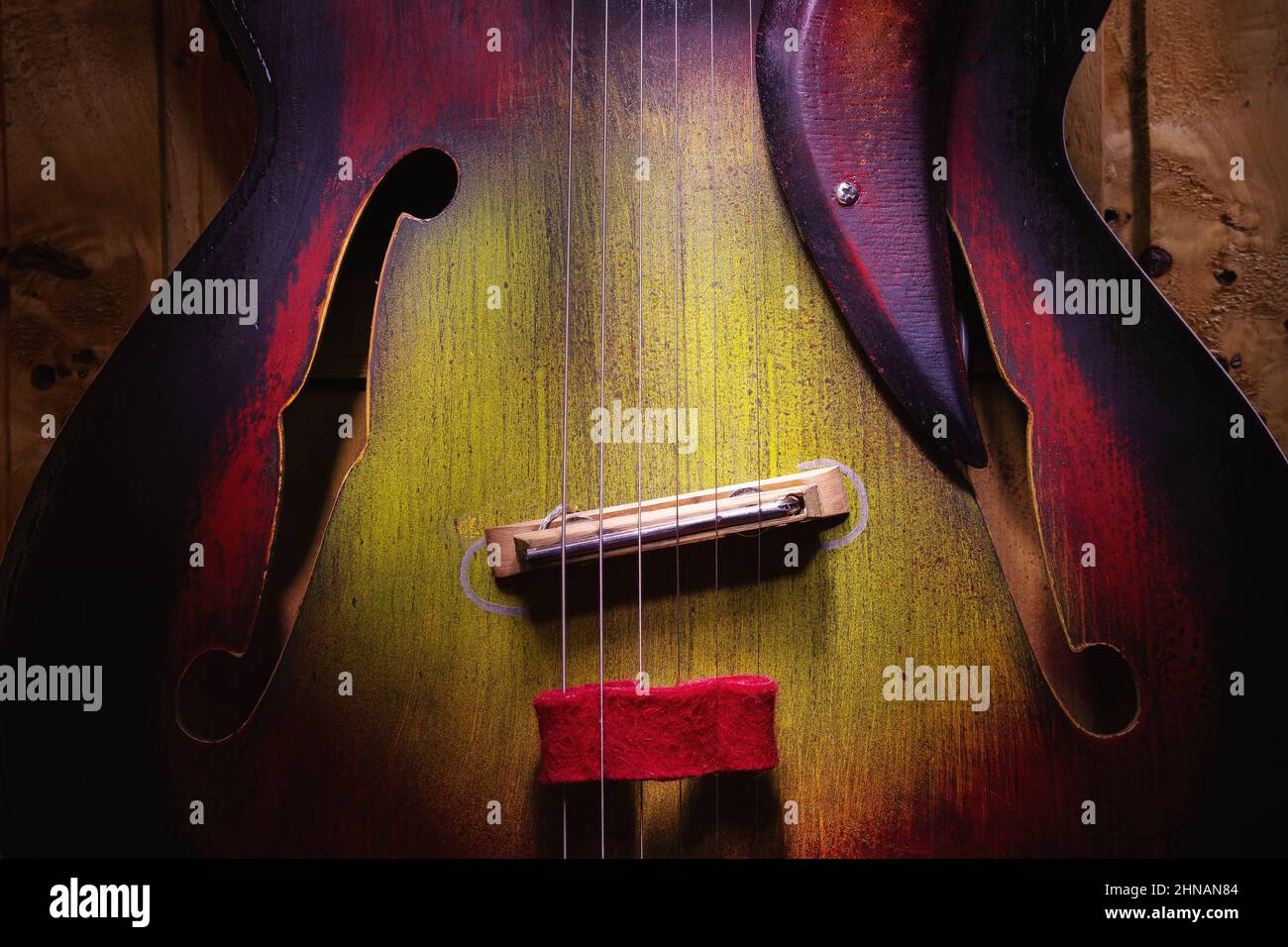 Nahaufnahme einer alten bunten Elektro-Akustik-Gitarre. Stockfoto