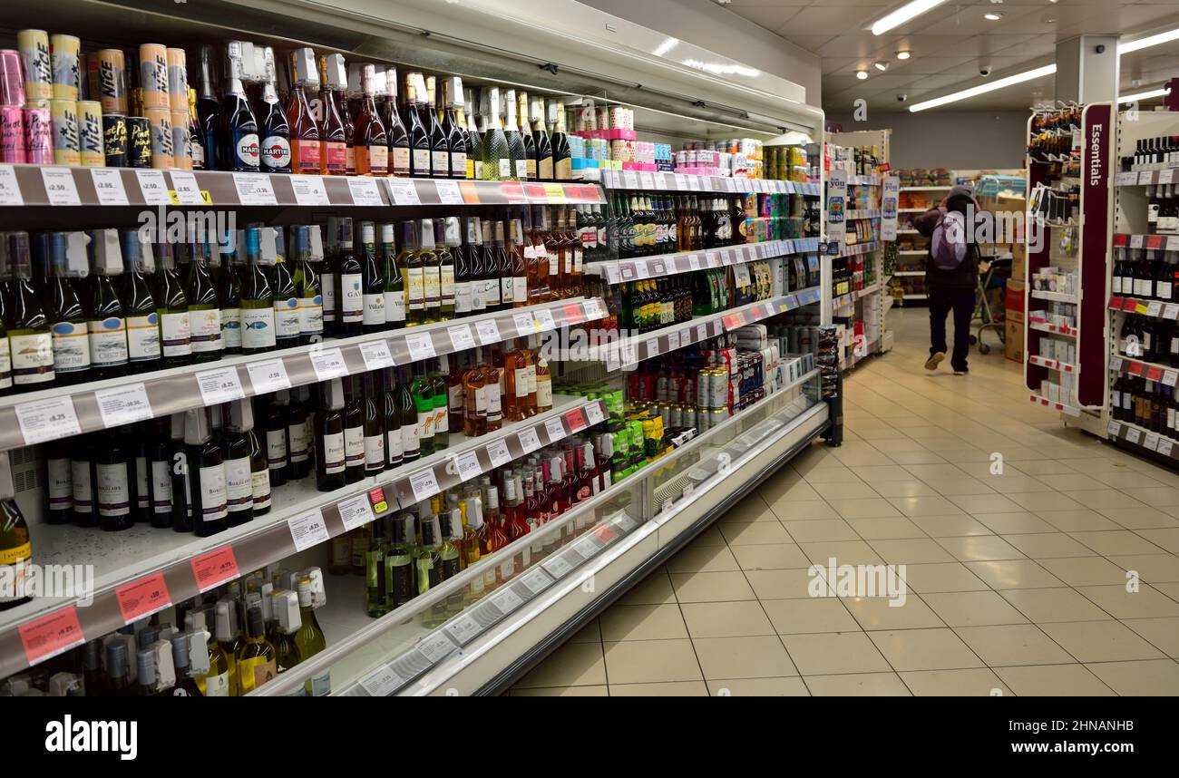 Supermarkt Gang mit Weinen und Spirituosen, die zu Bieren und anderen Produkten führen, Großbritannien Stockfoto