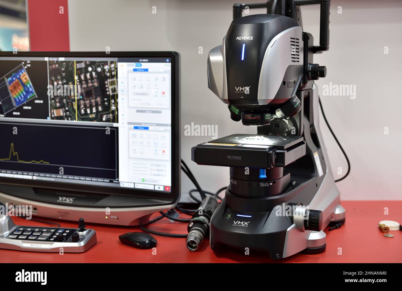Keyence Machine Vision Digitalmikroskop zur Messung und Inspektion von Kleinteilen in der automatisierten Fertigung Stockfoto
