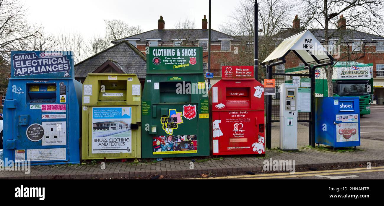 Charity gesponserte Recycling-Behälter für Kleidung, Schuhe, kleine elektrische Geräte zusammen mit zahlen für das Parken Stockfoto