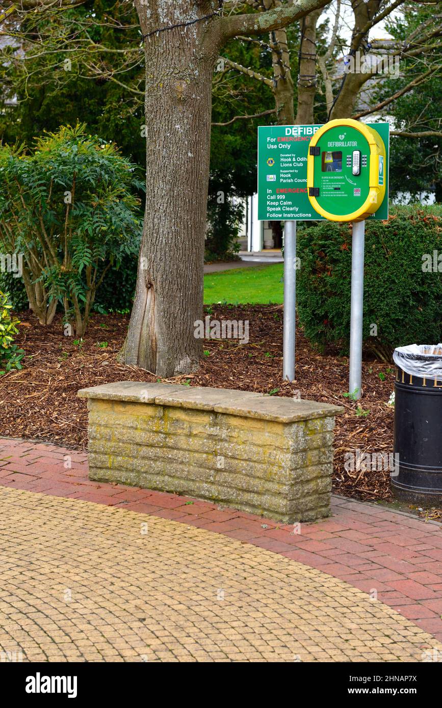 Öffentlicher Platz mit Mosaikpflaster und öffentlichem Defibrillator Hartley Wintney, Hampshire, Großbritannien Stockfoto