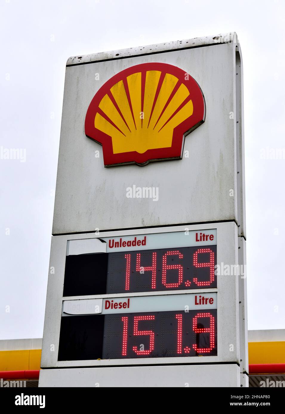 Shell Tankstellenschild und Logo mit Preisen Februar 2022, UK Stockfoto