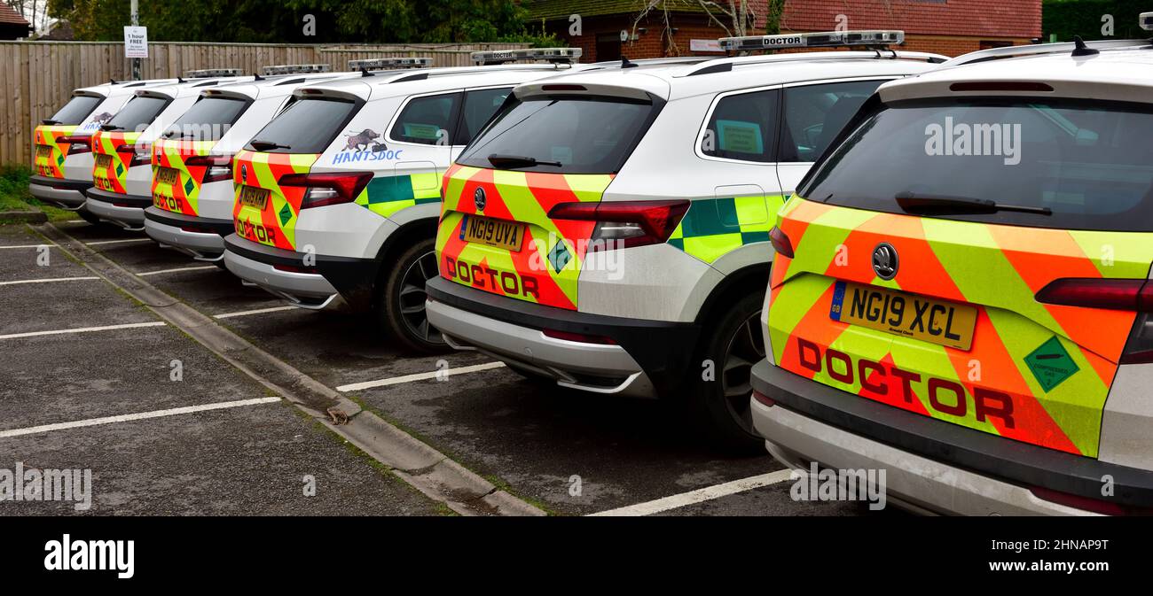 Ärzte Notfall Autos aufgereiht auf dem Parkplatz Stockfoto