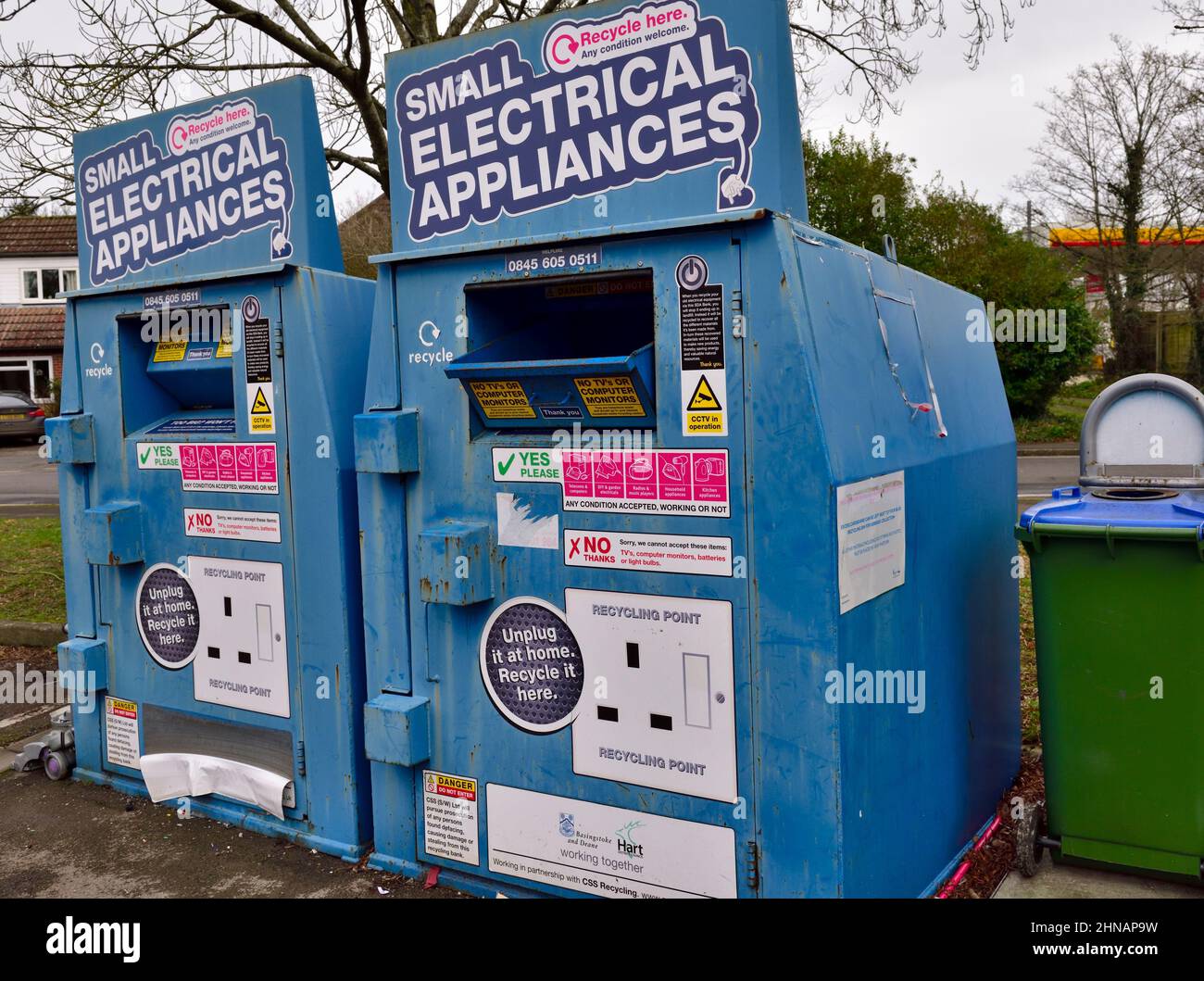Von der Wohltätigkeitsorganisation gesponserte Recycling-Behälter für kleine Elektrogeräte Stockfoto