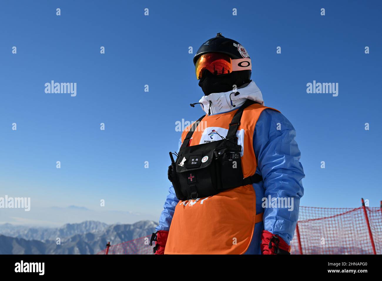 (220215) -- PEKING, 15. Februar 2022 (Xinhua) -- Huai Wei steht an der Skipiste des Nationalen Alpinen Skizentrums im Bezirk Yanqing, Peking, Hauptstadt von China, 14. Februar 2022. Huai Wei, stellvertretender Chefarzt der Notaufnahme des dritten Krankenhauses der Universität Peking, leistet zusammen mit vier anderen Kollegen derzeit seinen Dienst als Skiarzt für das Ski-Alpin-Event der Olympischen Winterspiele 2022 in Peking im Nationalen Ski-Zentrum in Zhangjiakou in der Provinz Hebei. Huai ist stationiert, um jedem Athleten, der während des Rennens verletzt wurde, sofort medizinische Hilfe zu leisten. Stockfoto