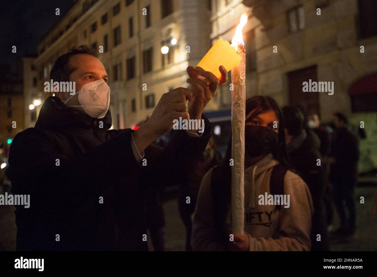 Rom, Italien. 15th. Februar 2022. Heute fand in Rom vor dem Pantheon eine Kerzenlichtmahnwache im No war statt. Die Demonstration wurde von der Gemeinschaft Sant’Egidio organisiert, um den Frieden zwischen der Russischen Föderation und der Ukraine zu fordern. Stockfoto