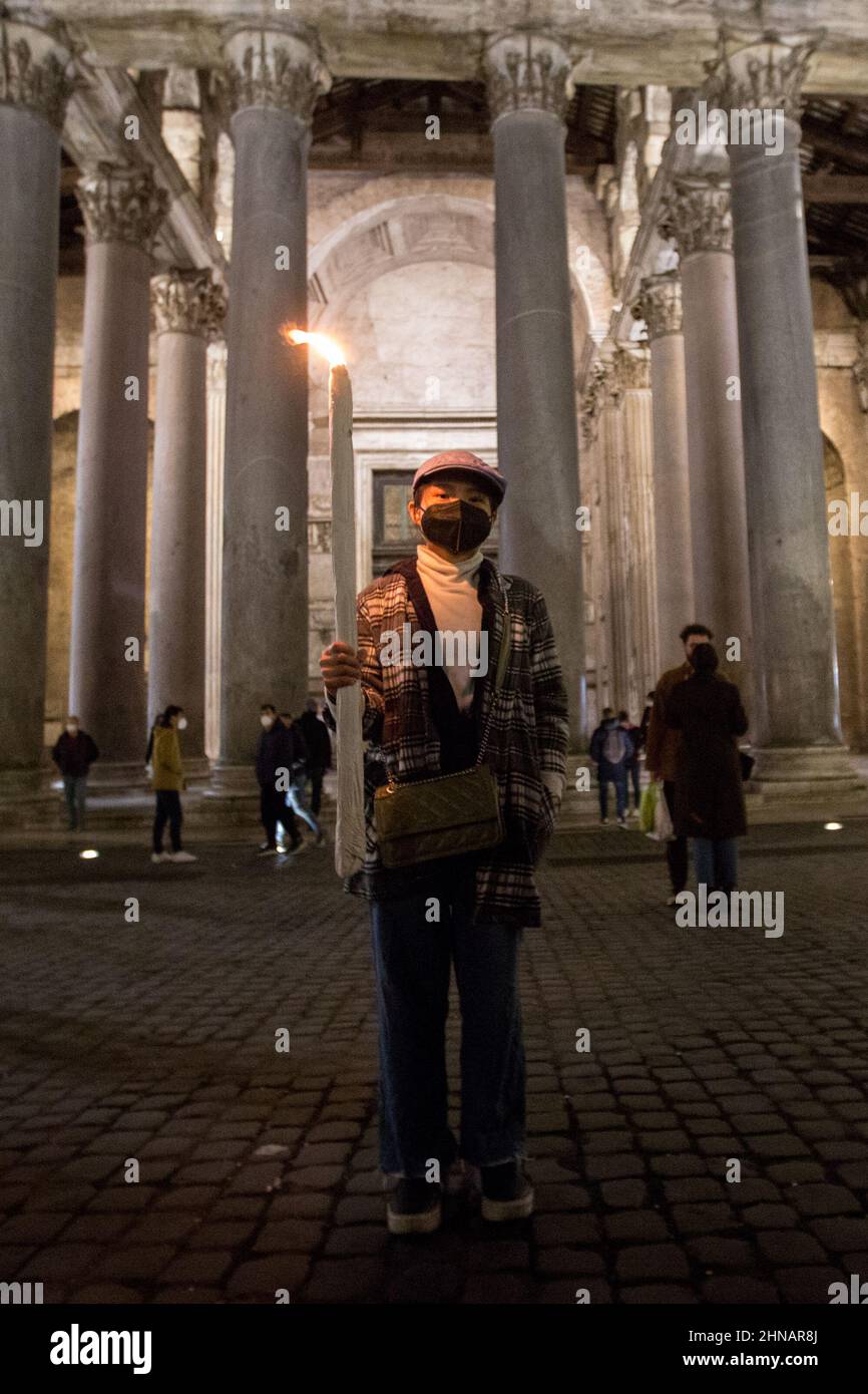 Rom, Italien. 15th. Februar 2022. Heute fand in Rom vor dem Pantheon eine Kerzenlichtmahnwache im No war statt. Die Demonstration wurde von der Gemeinschaft Sant’Egidio organisiert, um den Frieden zwischen der Russischen Föderation und der Ukraine zu fordern. Stockfoto