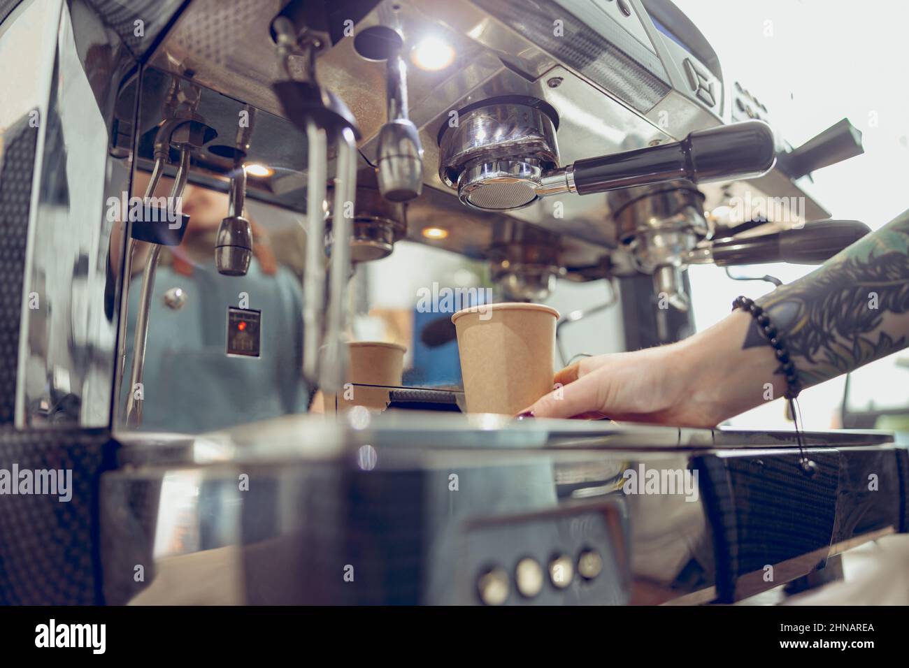 Bartender barista -Fotos und -Bildmaterial in hoher Auflösung – Alamy
