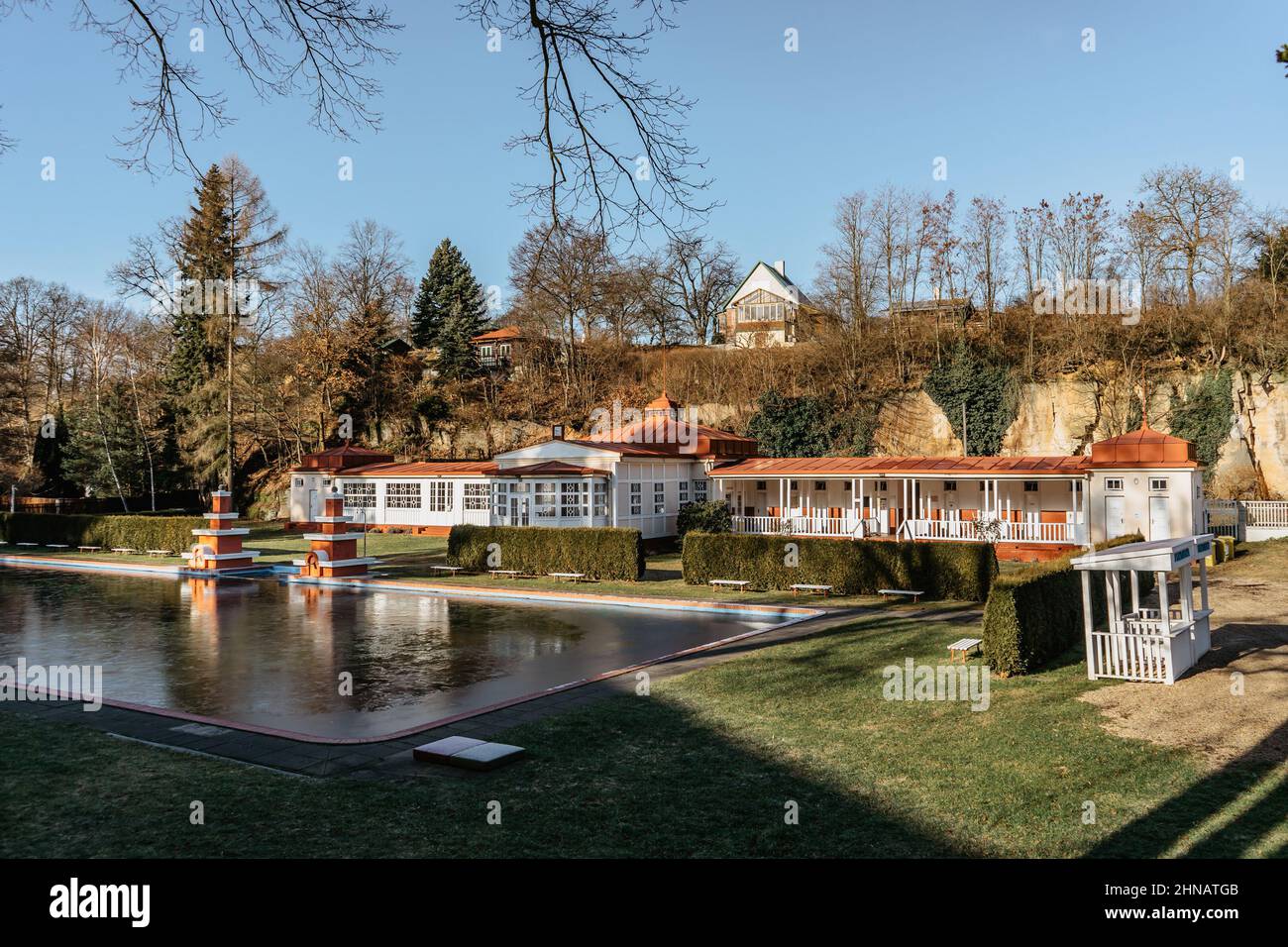 Mseno-Schwimmzentrum - die Stadt Spa in der Tschechischen Republik mit Freibad.Wasser wird aus der Felsquelle gezogen.Spa Gebäude im Jugendstil gebaut Stockfoto