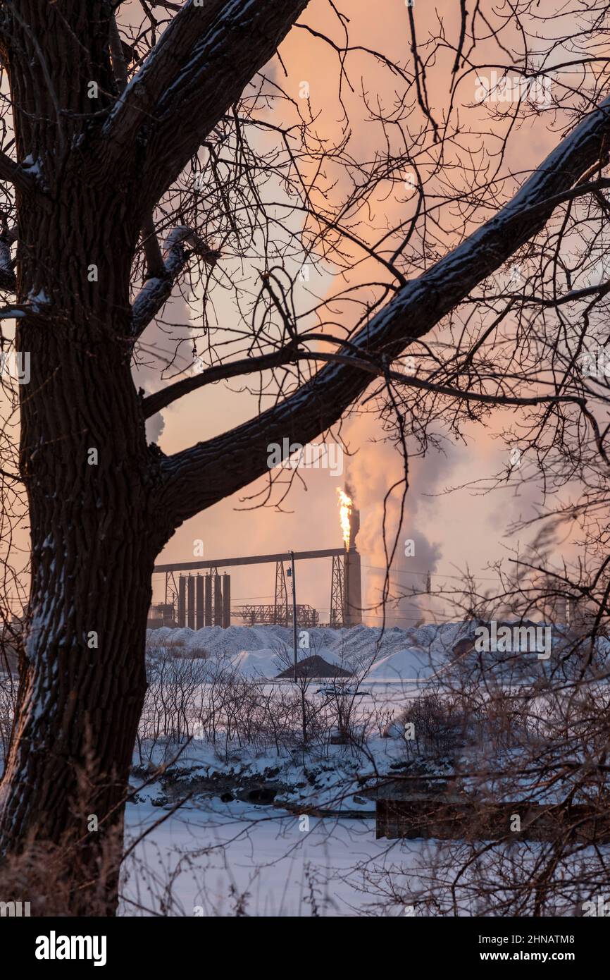 Detroit, Michigan - Morgenröte im US-Stahlwerk auf Zug Island. Die Fabrik beschäftigt heute nur noch einen Bruchteil der 16.000 Arbeiter, die sie einst hatte. Stockfoto