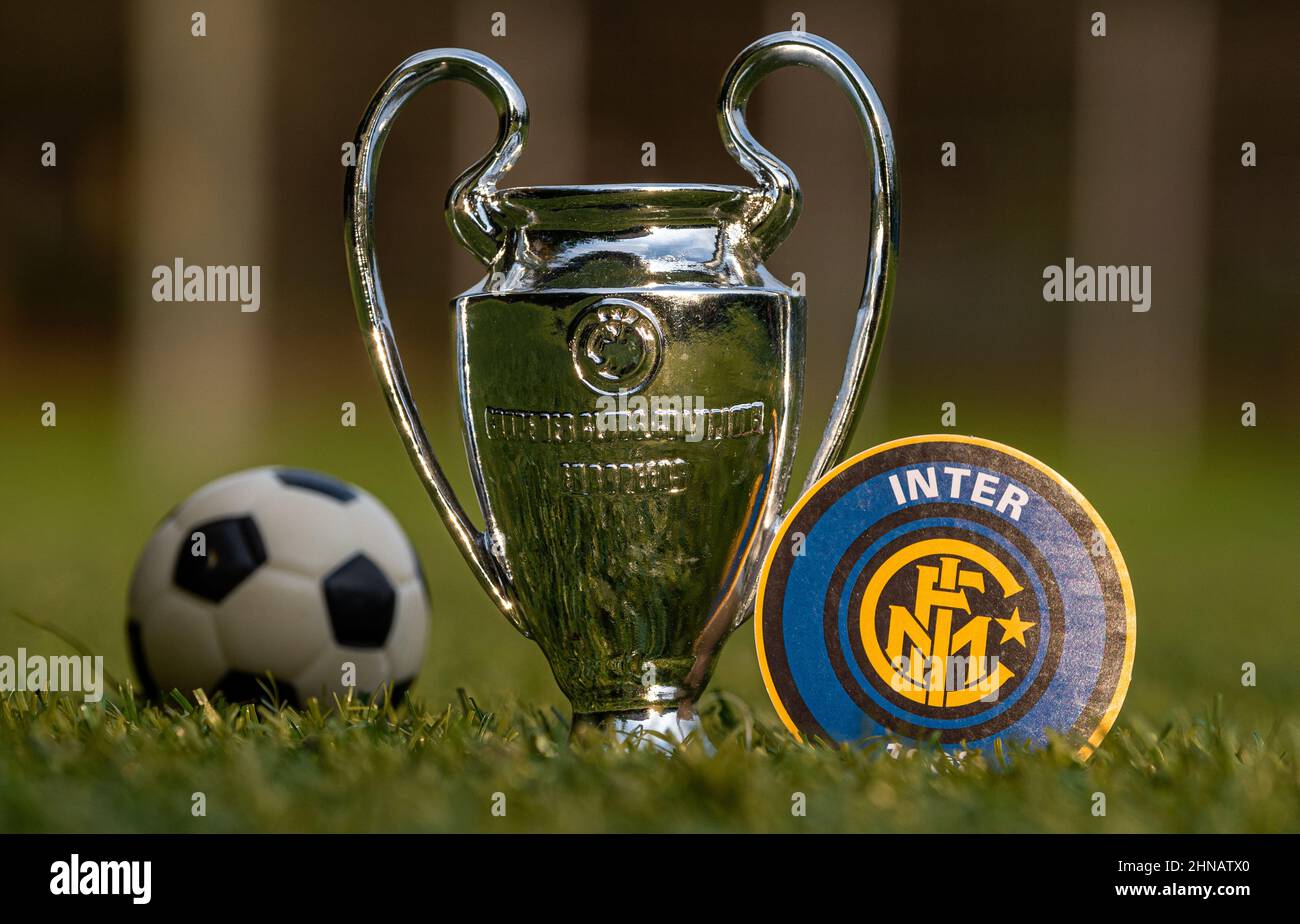 27. August 2021, Mailand, Italien. Das Emblem des Fußballs Inter Mailand und des UEFA Champions League Cup auf dem grünen Rasen des Stadions. Stockfoto