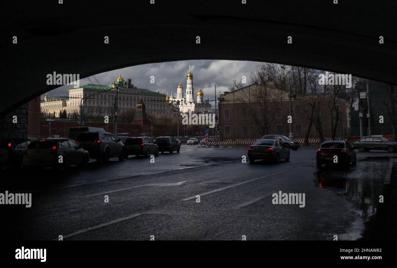 16. April 2015, Moskau, Russland. Blick auf den Moskauer Kreml und den Autoverkehr auf dem Sofia-Damm. Stockfoto