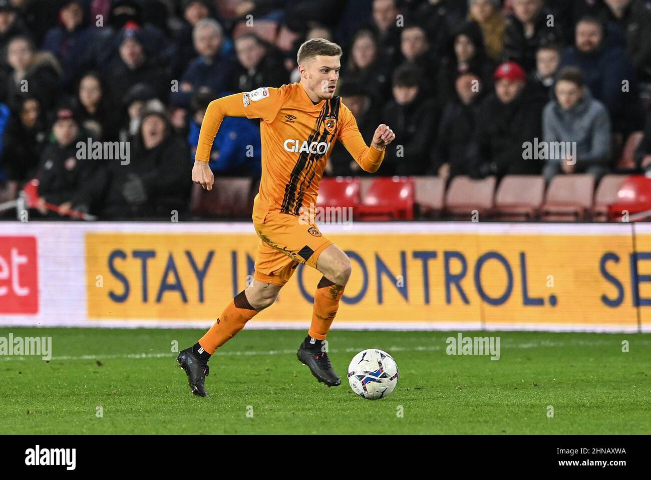 Sheffield, Großbritannien. 15th. Februar 2022. Regan Slater #27 von Hull City bricht am 2/15/2022 den Flügel in Sheffield, Großbritannien, zusammen. (Foto von Craig Thomas/News Images/Sipa USA) Quelle: SIPA USA/Alamy Live News Stockfoto