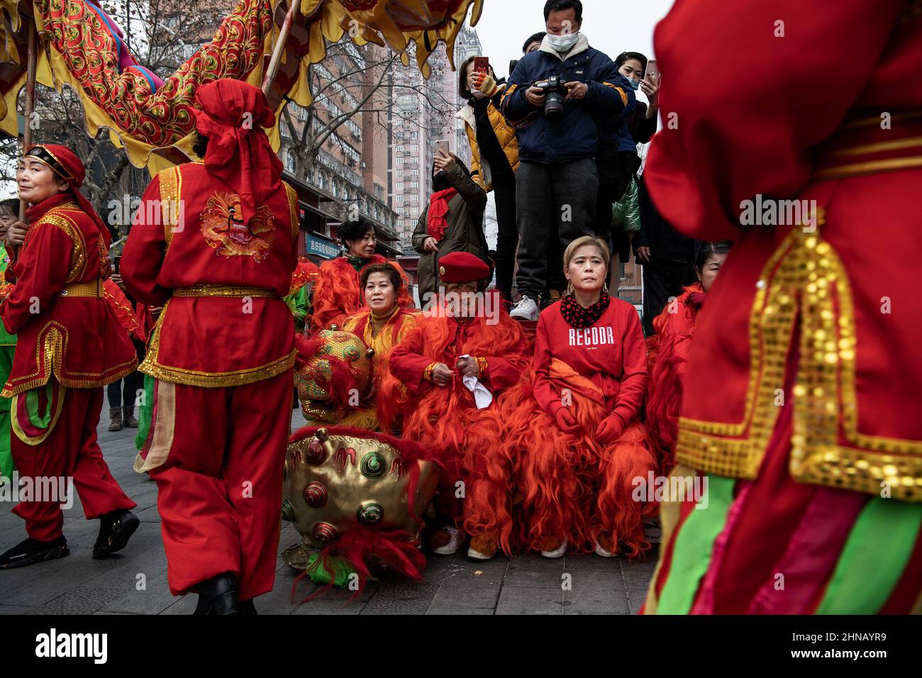 Wuhan, China. 15th. Februar 2022. Traditionelle Löwentanzkünstler warten auf eine Show zum Laternenfest. Die Tänze sind immer noch ein wichtiger Teil der chinesischen Kultur, und obwohl sie auch heute noch beliebt sind, wurde traditionell angenommen, dass sie böse Geister abwehren und Glück und Wohlstand bringen. Kredit: SOPA Images Limited/Alamy Live Nachrichten Stockfoto