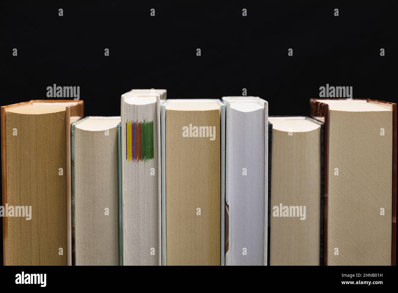 Bücher von der Seite mit dunklem Hintergrund Stockfoto