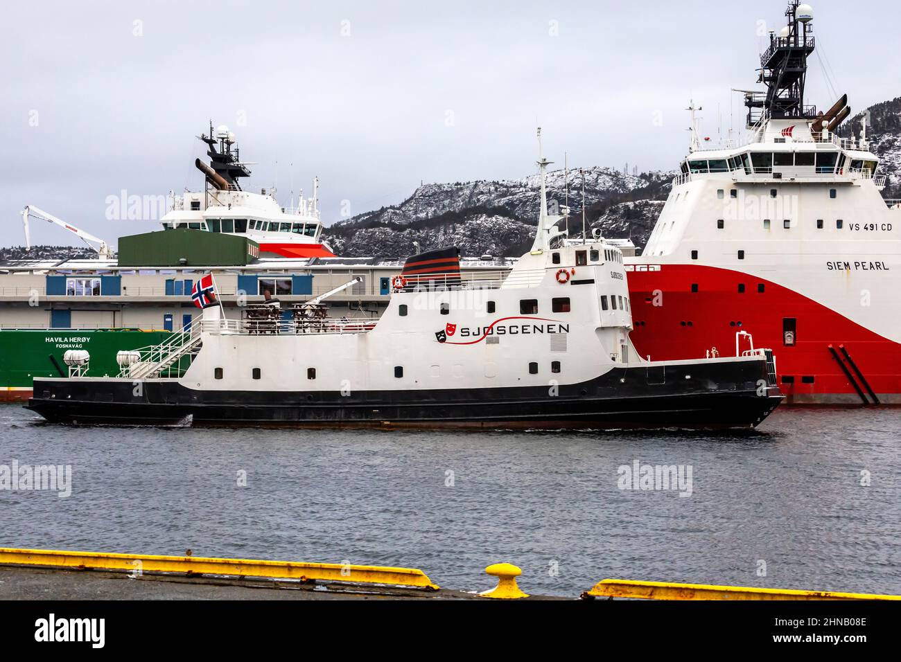 Kleines Passagiercharterschiff Sjøscenen (Sjoscen), das im Hafen von Bergen, Norwegen, ankommt Stockfoto